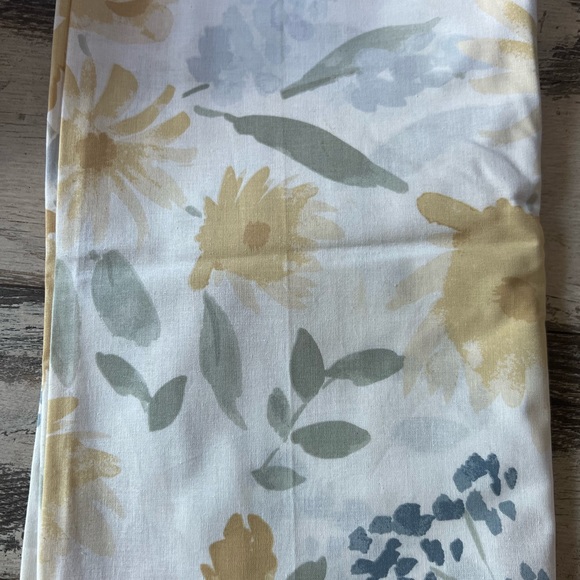 Spring Target bundle! Shower Curtain & Towels - Picture 2 of 3